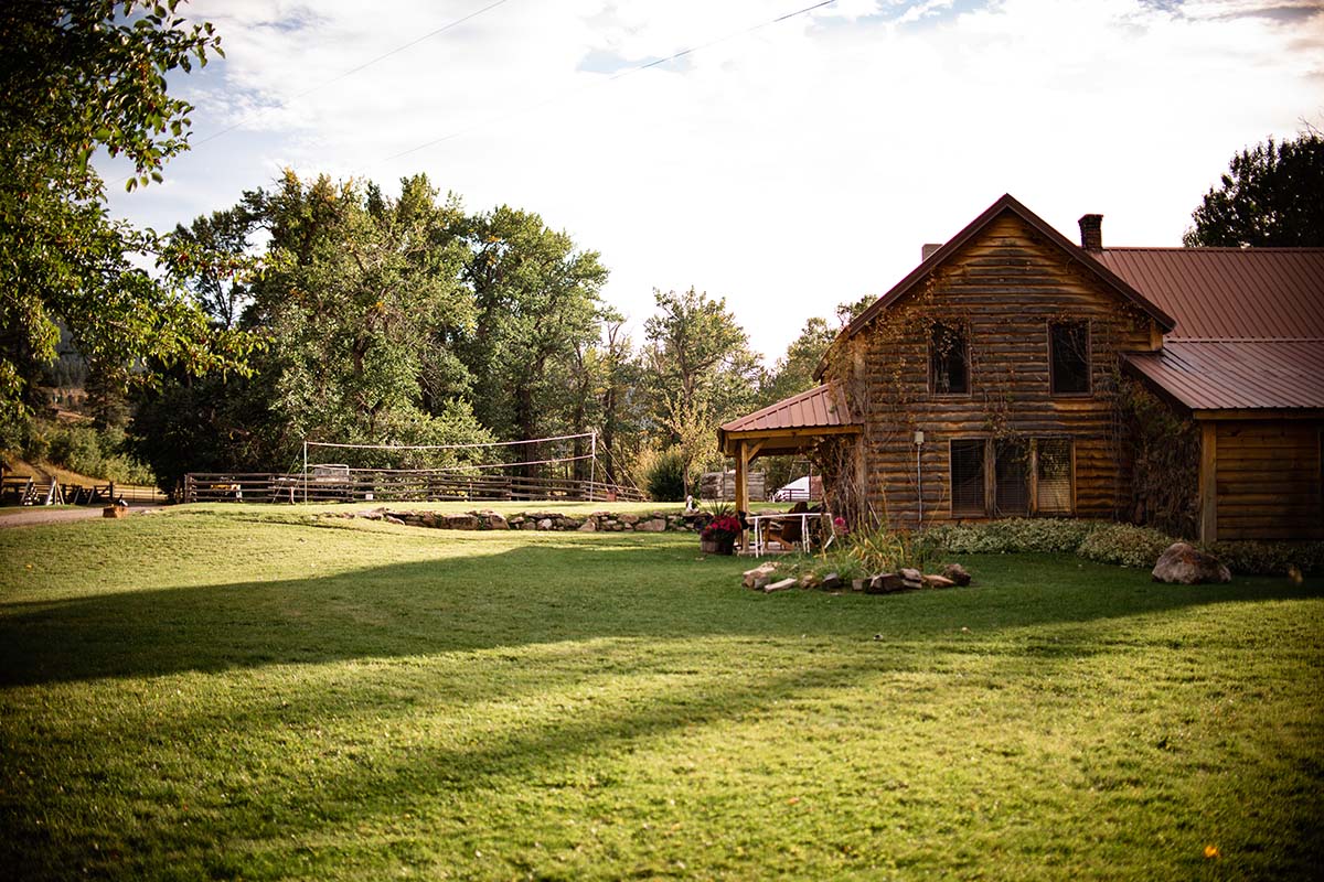 Blacktail Ranch Lodge Yard